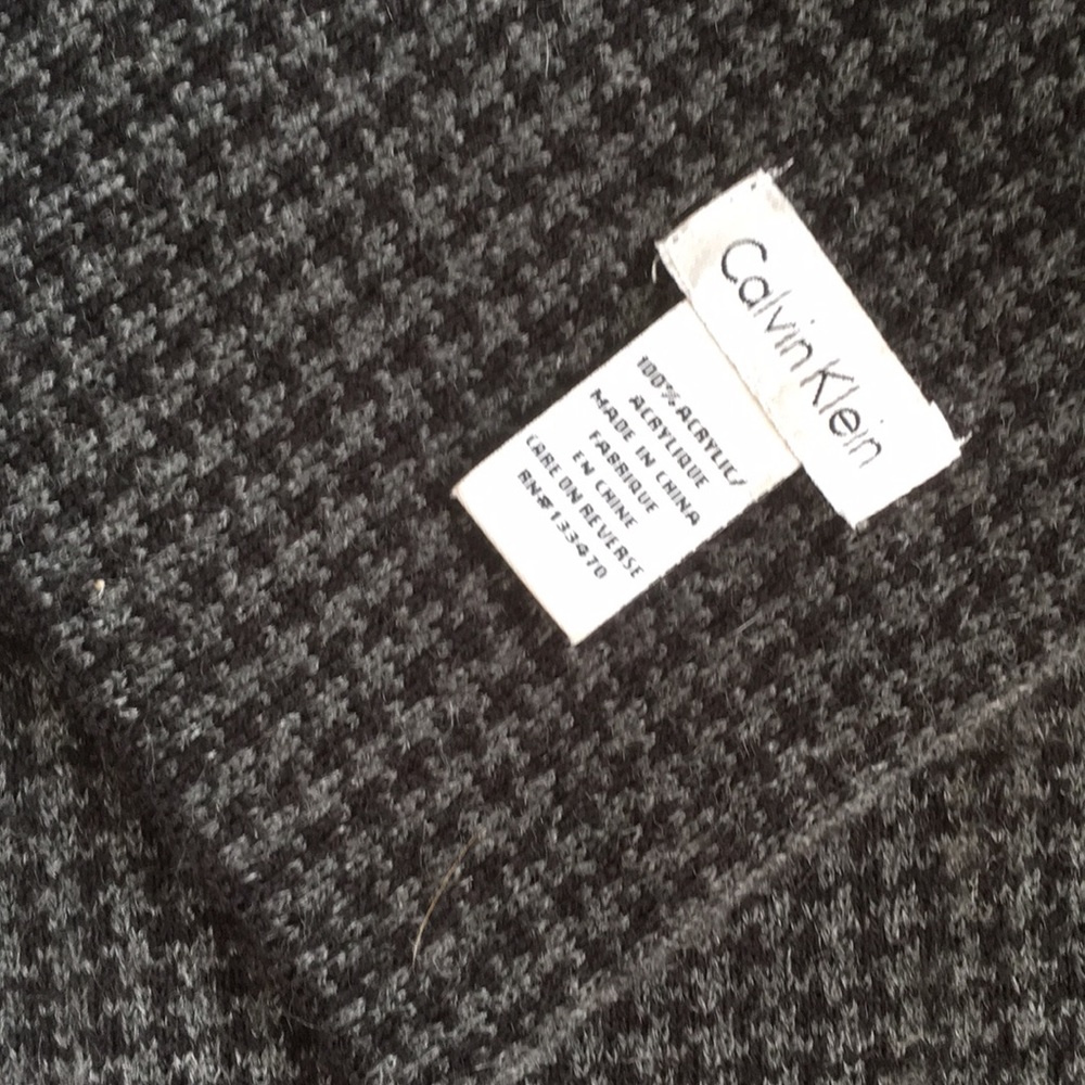 Calvin Klein Winter Scarf with Houndstooth Pattern - Picture 3 of 3